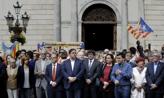 El president del Govern, Carles Puigdemont, y la alcaldesa Ada Colau encabezan la protesta / EFE- Alberto Estévez