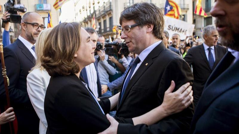 Ada Colau facilitó la celebración del referéndum tras pactar con Puigdemont / EFE