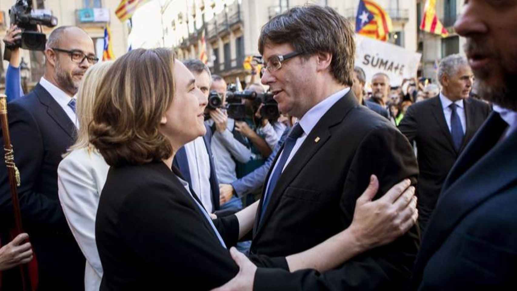 Ada Colau facilitó la celebración del referéndum tras pactar con Puigdemont / EFE