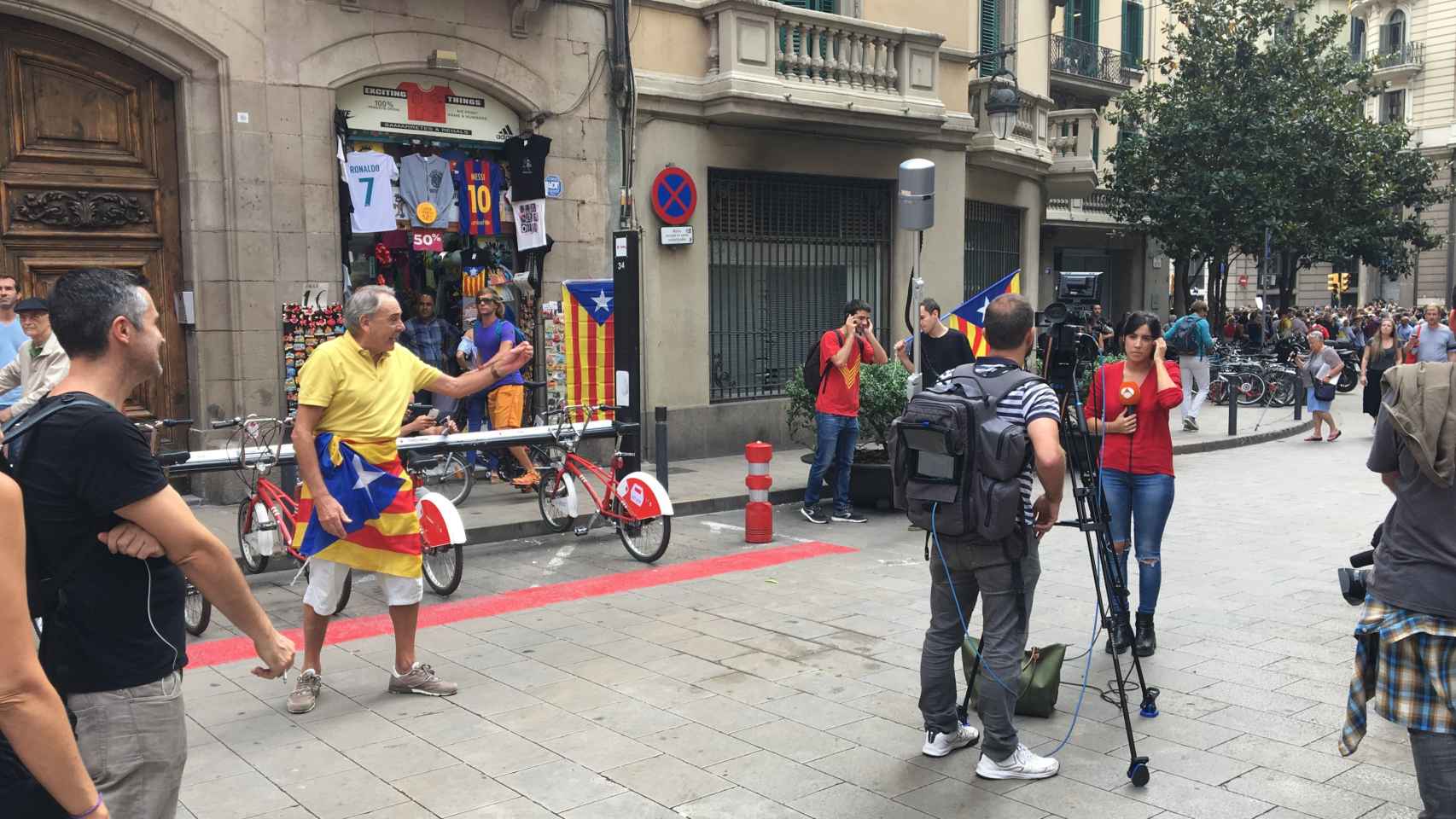 Un manifestante increpa a una periodista de Antena 3 / P. A.
