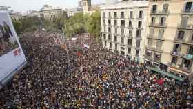 Miles de personas se manifiestan por el centro de Barcelona / EFE - Quique García
