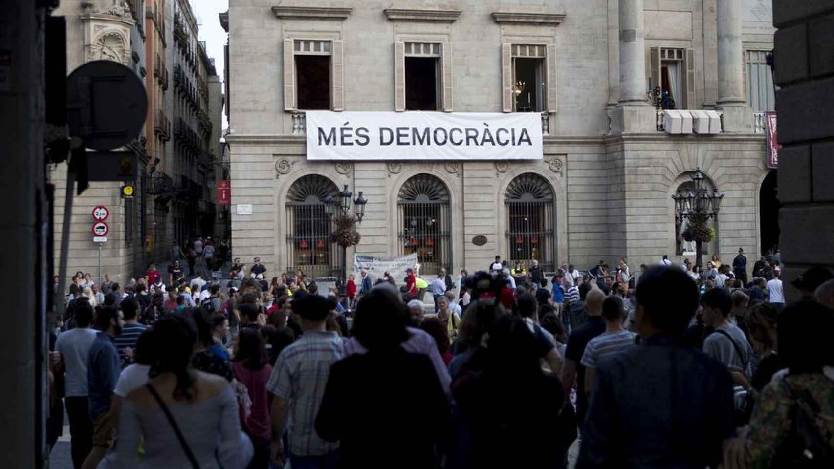 Cartel de 'Més democràcia' en la fachada del Ayuntamiento / EFE