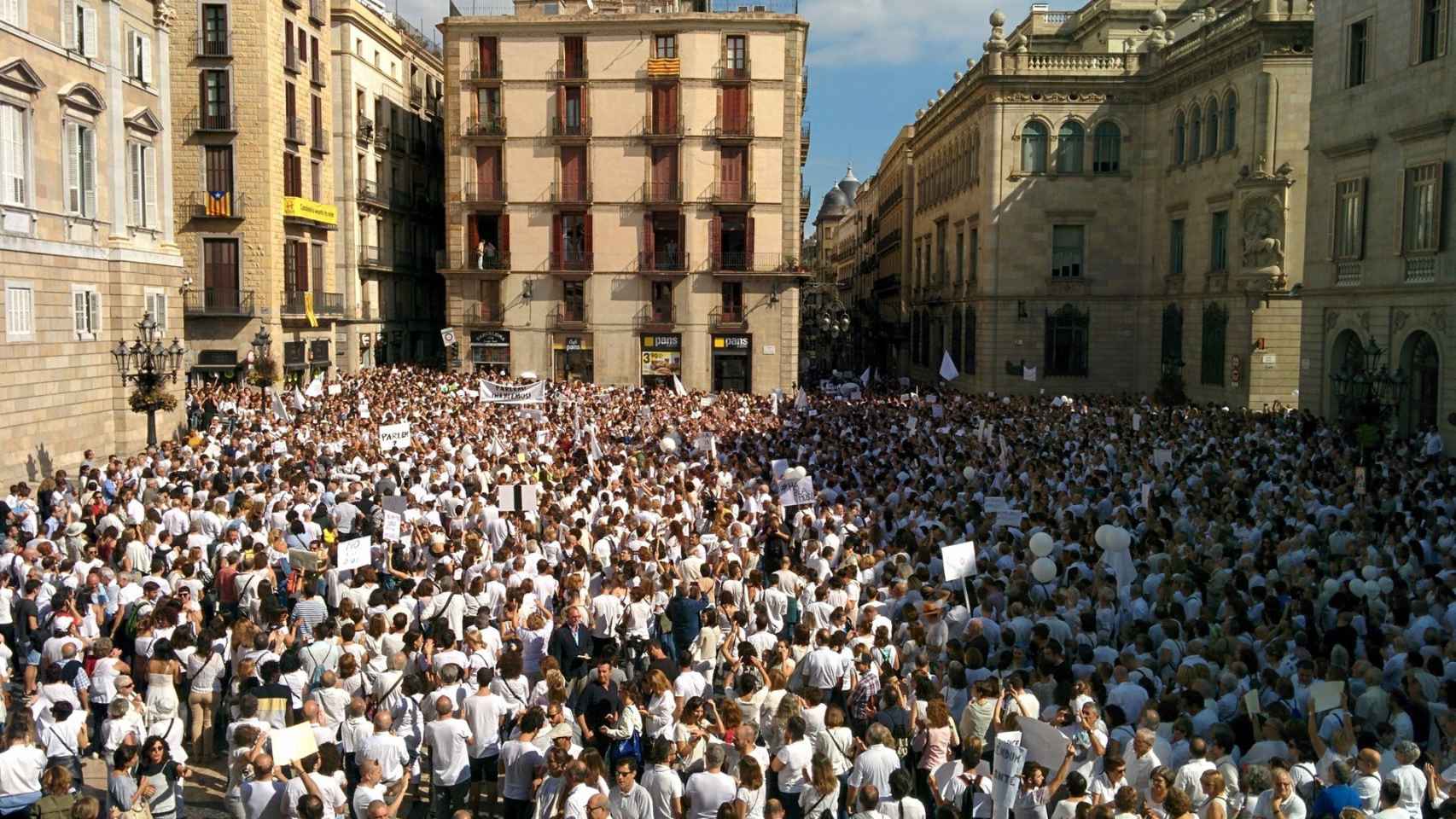 Unas 5.500 personas se ha concentrado en Sant Jaume para pedir diálogo en la crisis catalana / EUROPA PRESS