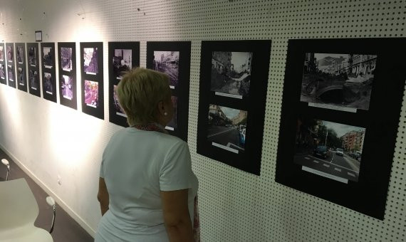 Una mujer presenciado la exposición en la Biblioteca de Can Mariner / PABLO ALEGRE