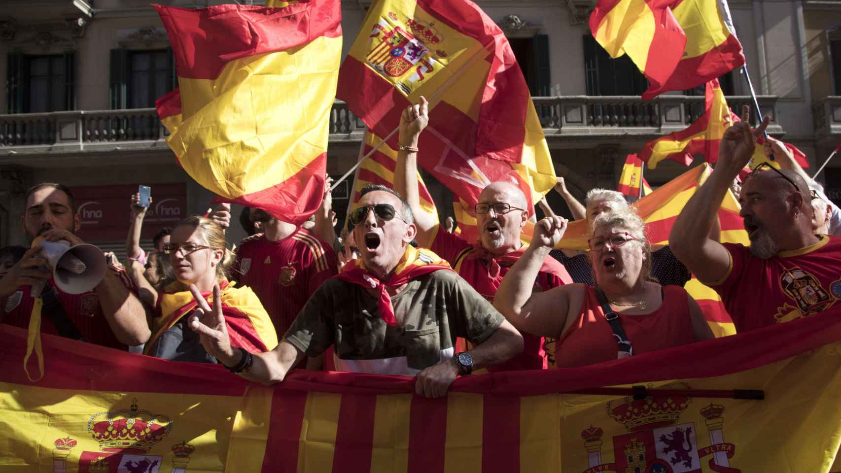 Manifestantes en BCN con banderas españolas y 'senyeras' / EFE Marta Pérez