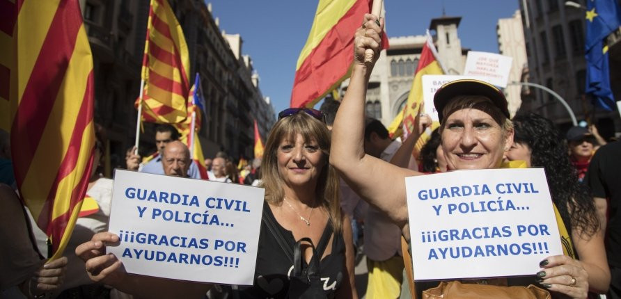 Manifestantes muestran carteles de apoyo a la policía en Barcelona / EFE/Marta Pérez