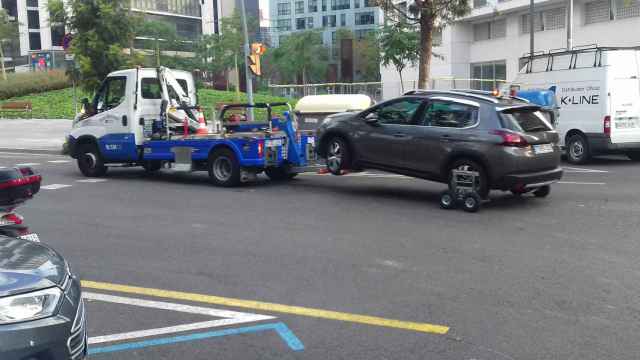 Una grúa municipal retirando un vehículo / J. S.