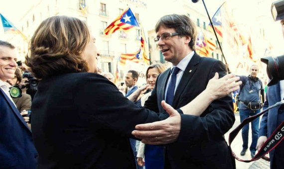 Ada Colau y Carles Puigdemont en la Plaza de Sant Jaume