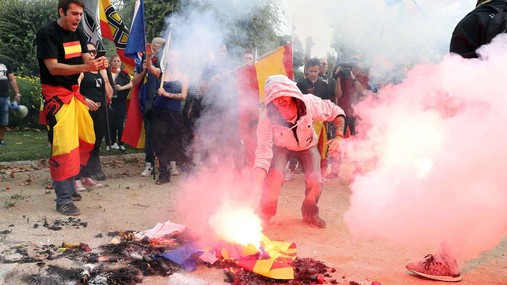 Colectivos de ultraderecha portan banderas preconstitucionales mientras queman banderas esteladas y propaganda independentista EFE/Toni Albir