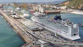 Cruceros atracados en el puerto de Barcelona