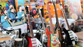 Guitarras y muñecos de The Beatles / FERIA INTERNACIONAL DEL DISCO