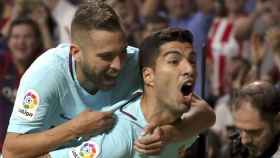 Alba felicita a Luis Suárez tras su gol en el Wanda Metropolitano / EFE