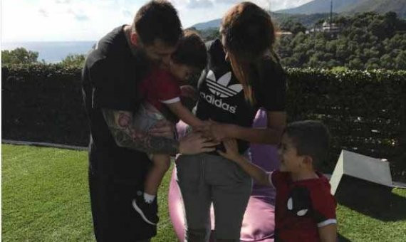 Leo Messi con su esposa e hijos