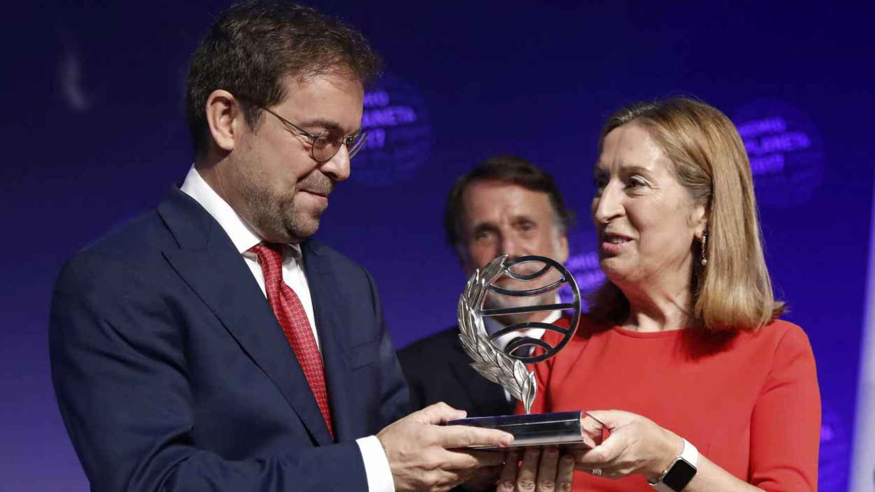 Javier Sierra recibe el premio de manos de Ana Pastor, presidenta del Congreso / EFE