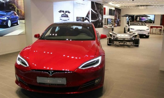 Tesla expone dos de sus modelos en su nuevo concesionario