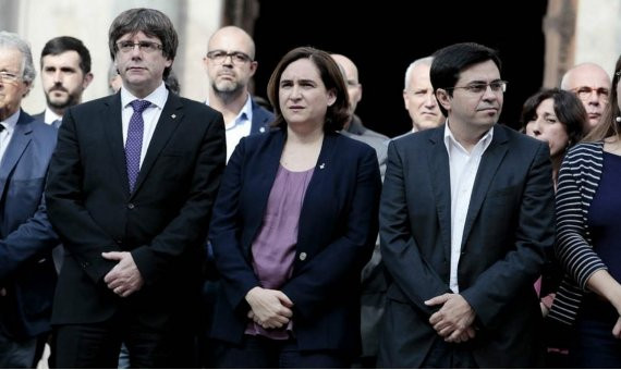 Carles Puigdemont y Ada Colau en la concentración en la Plaza de Sant Jaume