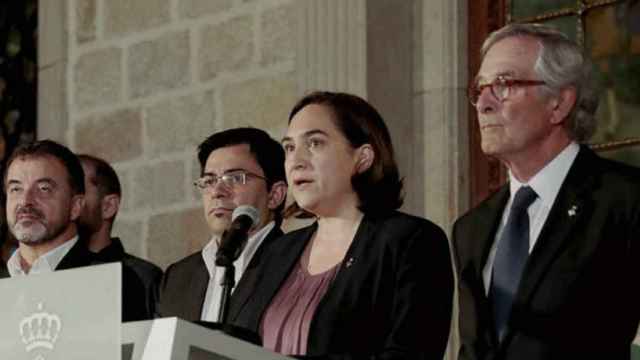 Alfred Bosch, Gerardo Pisarello, Ada Colau, Xavier Trias y María José Lecha, en el Ayuntamiento de Barcelona