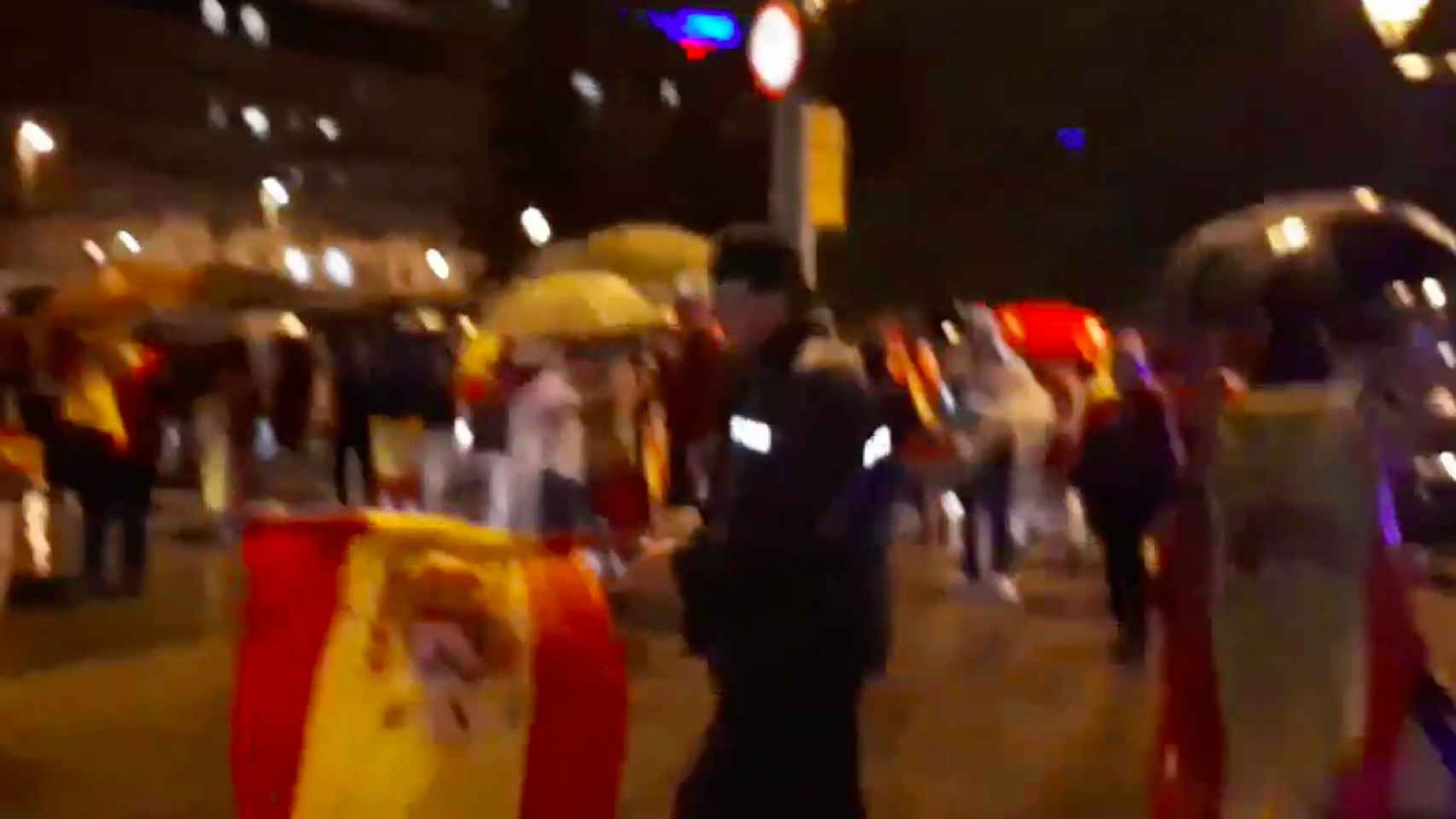 Captura del vídeo de Anna Vallhonesta en el que un hombre la increpa con una bandera de España