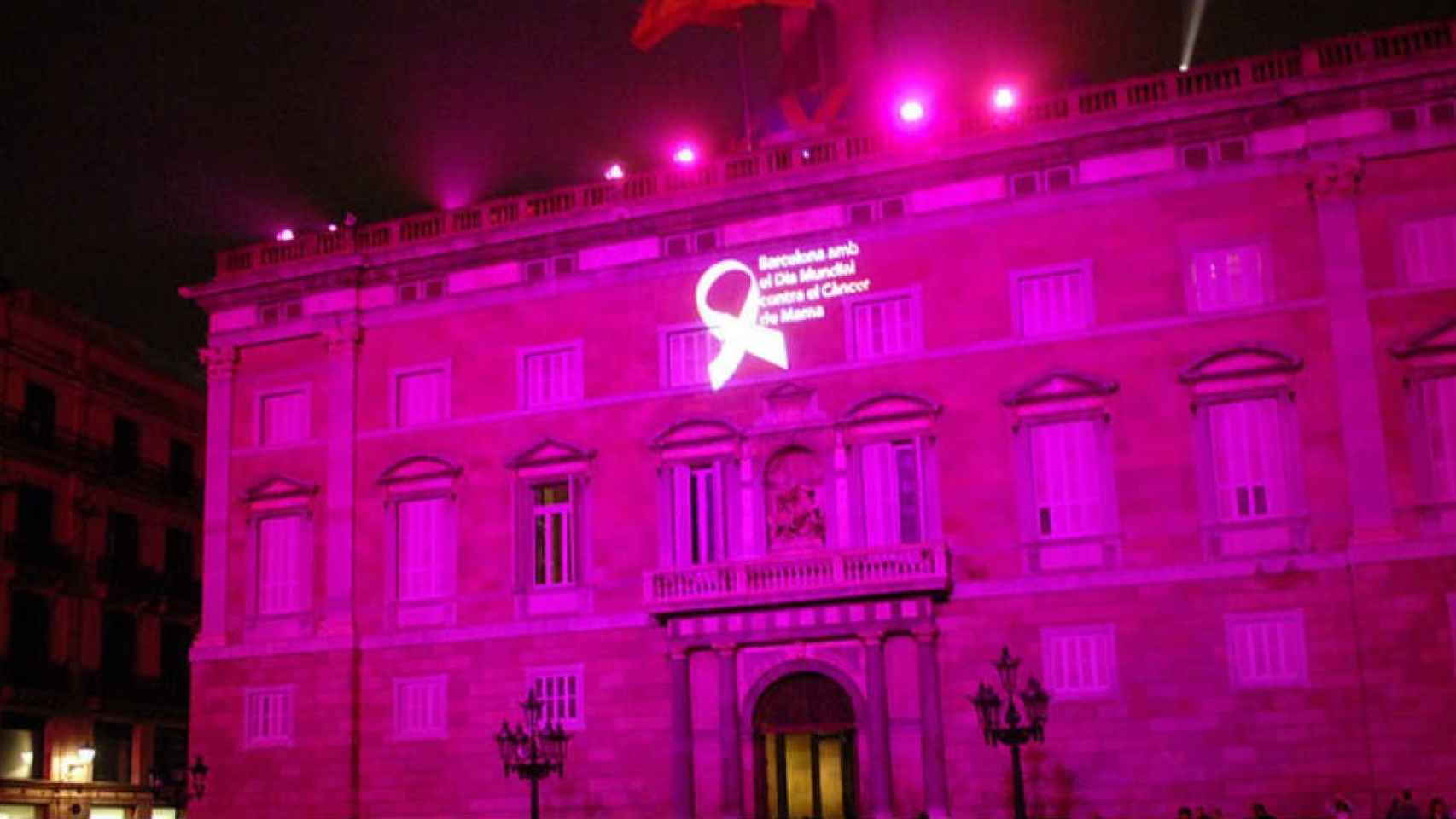 El Ayuntamiento de Barcelona iluminado de color rosa