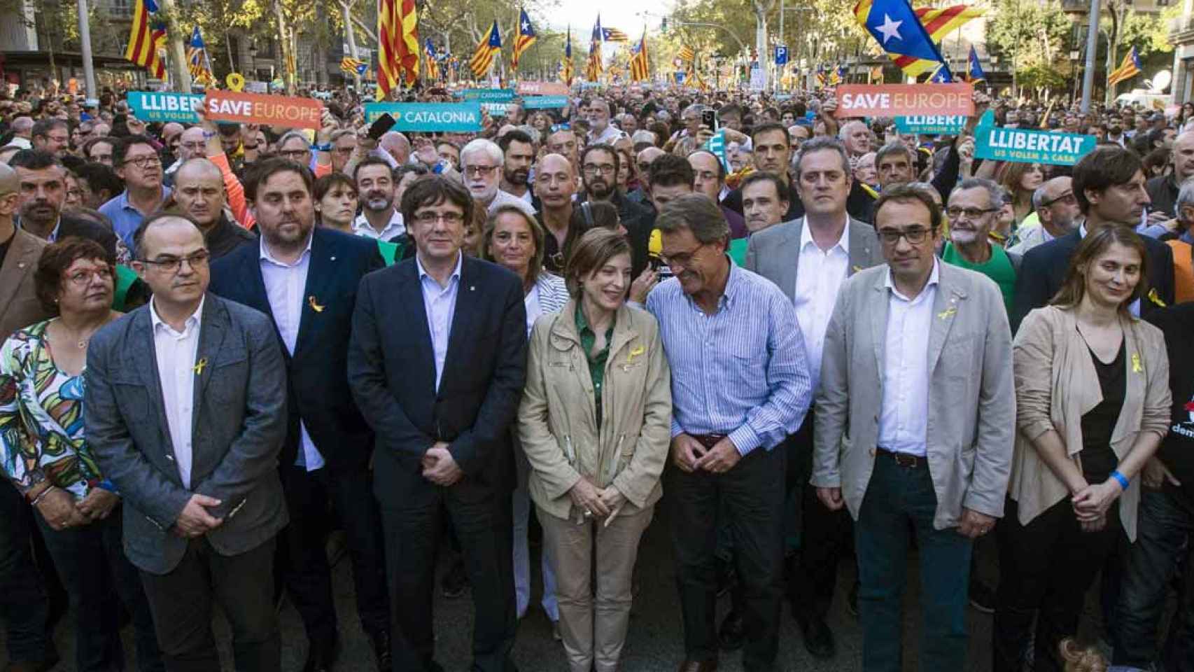 Forcadell, entre Puigdemont y Mas, en una manifestación / EFE