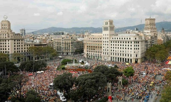 El 12-O, la Plaza Catalunya se llenó de banderas españolas / EFE