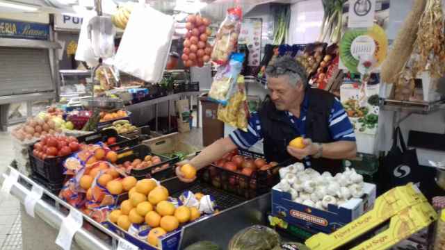 Frutería que permanece abierta en el Mercat de Núria / Jordi Subirana