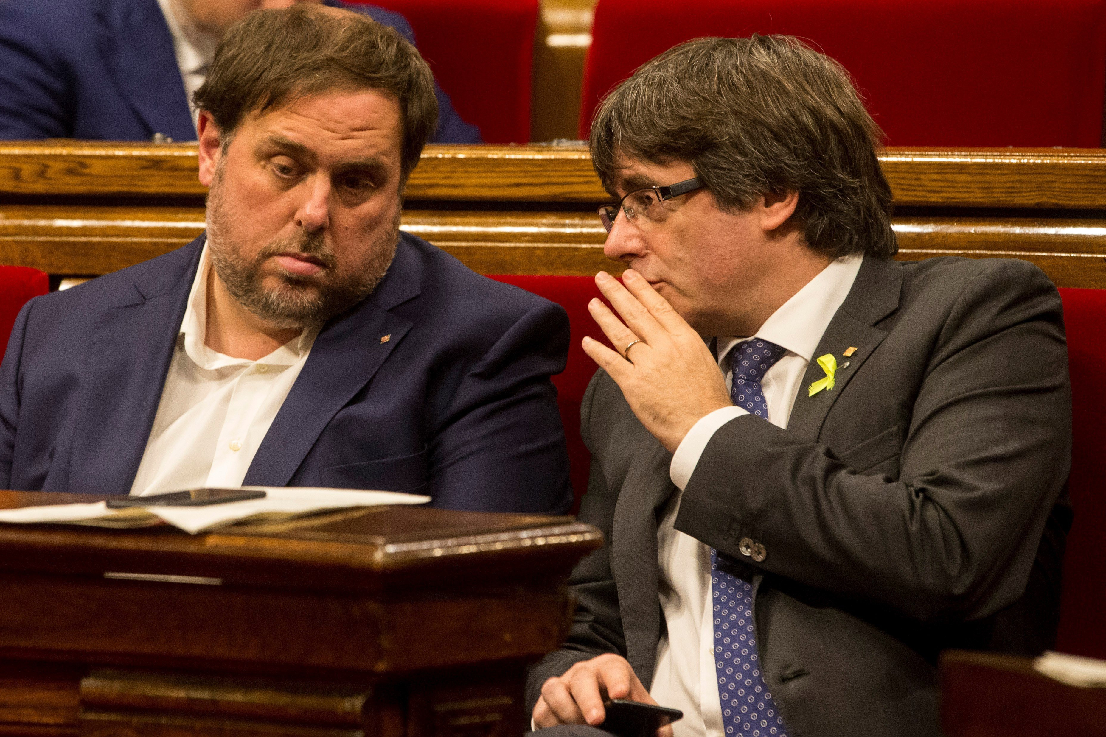 Puigdemont habla con Junqueras en el Parlament / EFE