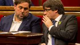 Puigdemont habla con Junqueras en el Parlament / EFE/QUIQUE GARCÍA