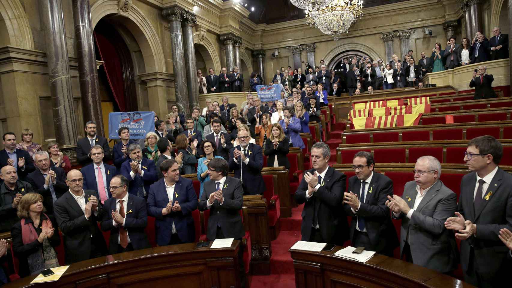 El Govern y los diputados de JxSí y la CUP aplauden tras aprobarse en el pleno del Parlament la declaración de independencia / EFE