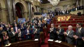 El Govern y los diputados de JxSí y la CUP aplauden tras aprobarse en el pleno del Parlament la declaración de independencia / EFE