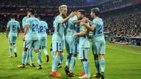 Los jugadores del Barça celebran el gol de Messi, el primero del equipo en Bilbao / EFE