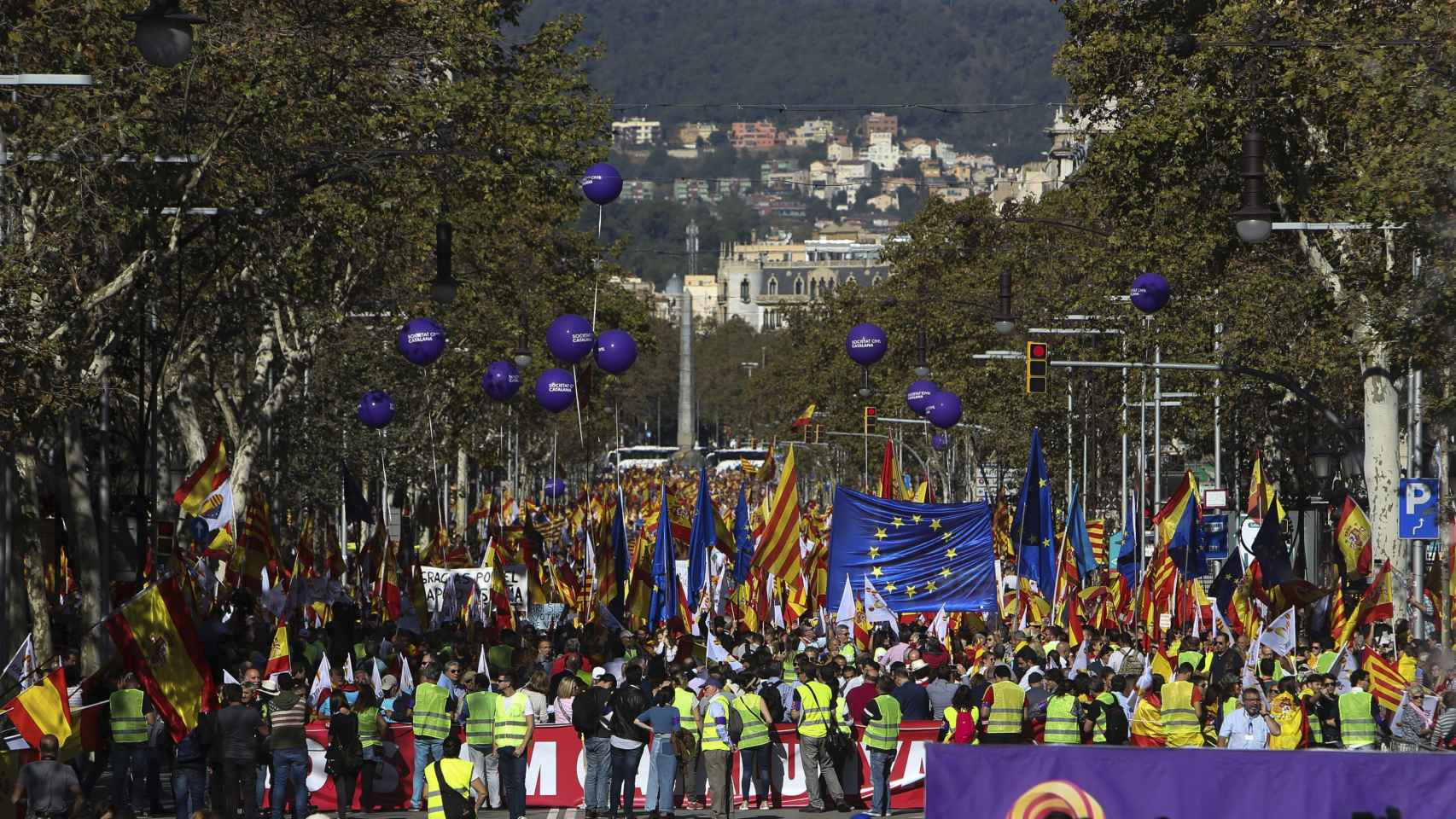 Cientos de miles de personas se han manifestado en el paseo de Gràcia / EFE/JAVIER ETXEZARRETA