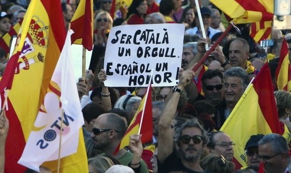 Manifestantes por la unidad de España / EFE/ JAVIER ETXEZARRETA