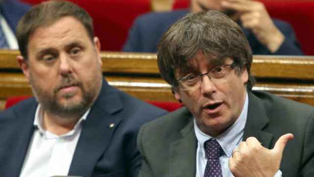 Carles Puigdemont, que se encuentra en Béligca, junto a Oriol Junqueras, que está en prisión / EFE