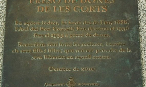 Placa actual para recordar la Prisión de Mujeres de Les Corts