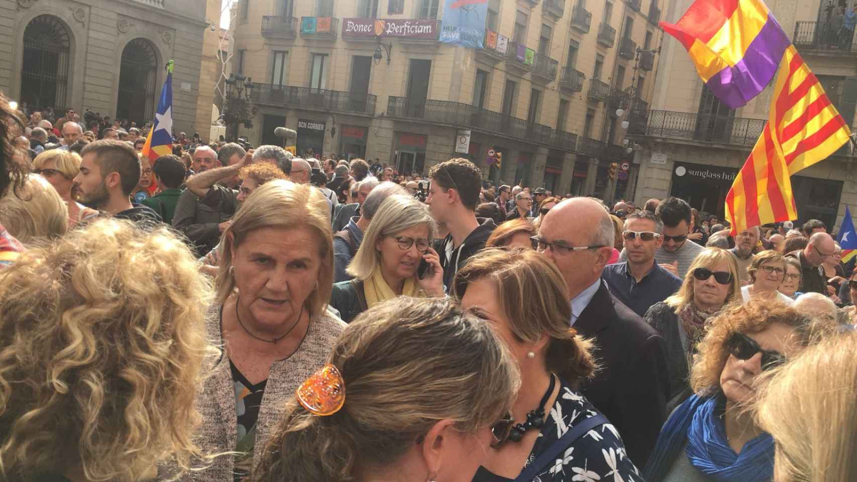 Núria de Gispert , expresidenta del Parlament, en la concentración en la Plaza Sant Jaume / AROA ORTEGA