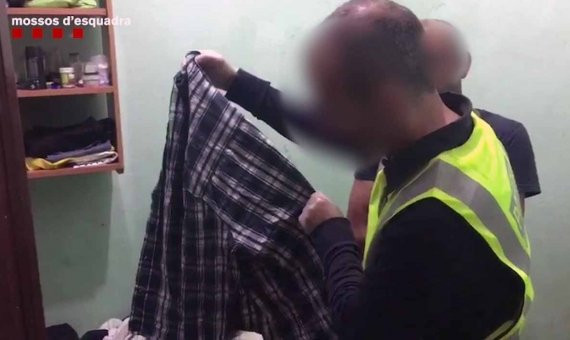 Los mossos identifican la ropa del detenido / Mossos d'Esquadra