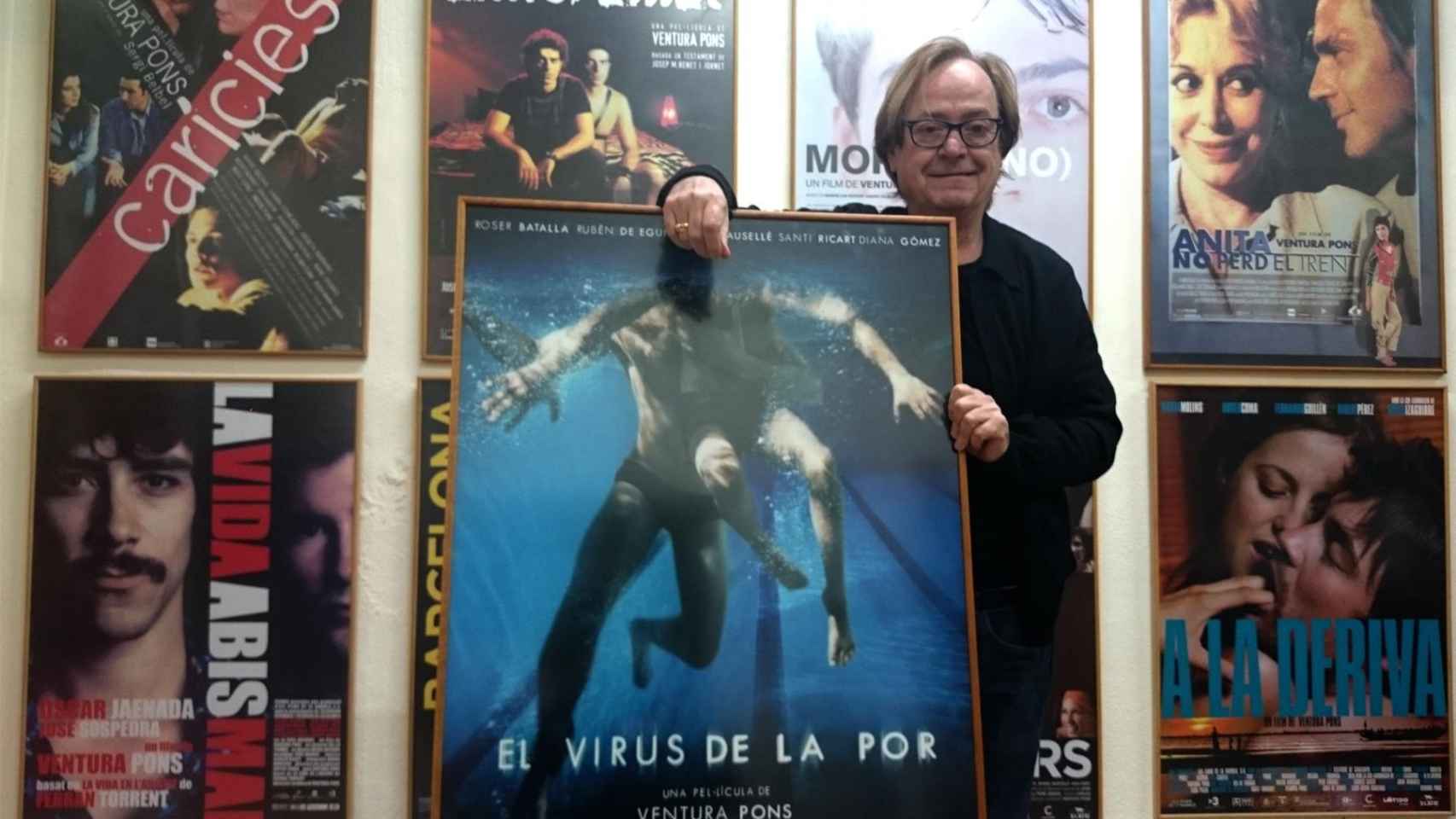 Ventura Pons junto a los carteles de varias de sus películas