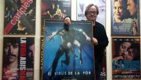 Ventura Pons junto a los carteles de varias de sus películas