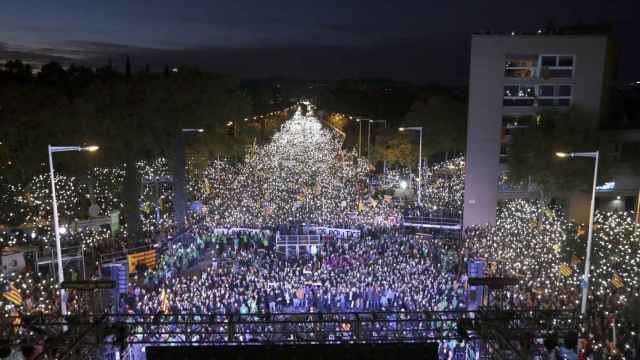 La manifestación en Barcelona, con las luces de los móviles, por la libertad de los exconsellers y los 'Jordis' / EFE ALBERTO FERNÁNDEZ