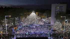 La manifestación en Barcelona, con las luces de los móviles, por la libertad de los exconsellers y los 'Jordis' / EFE ALBERTO FERNÁNDEZ