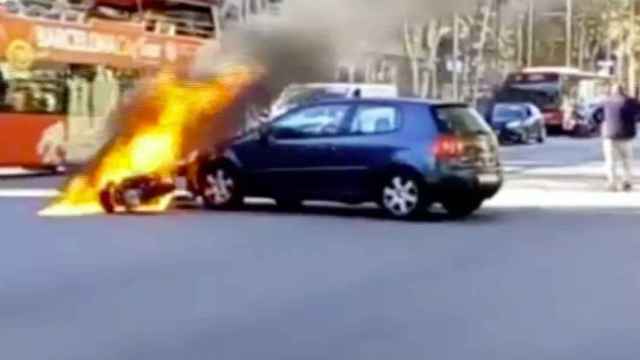 Espectacular incendio de una moto en Passeig de Gràcia / BTV