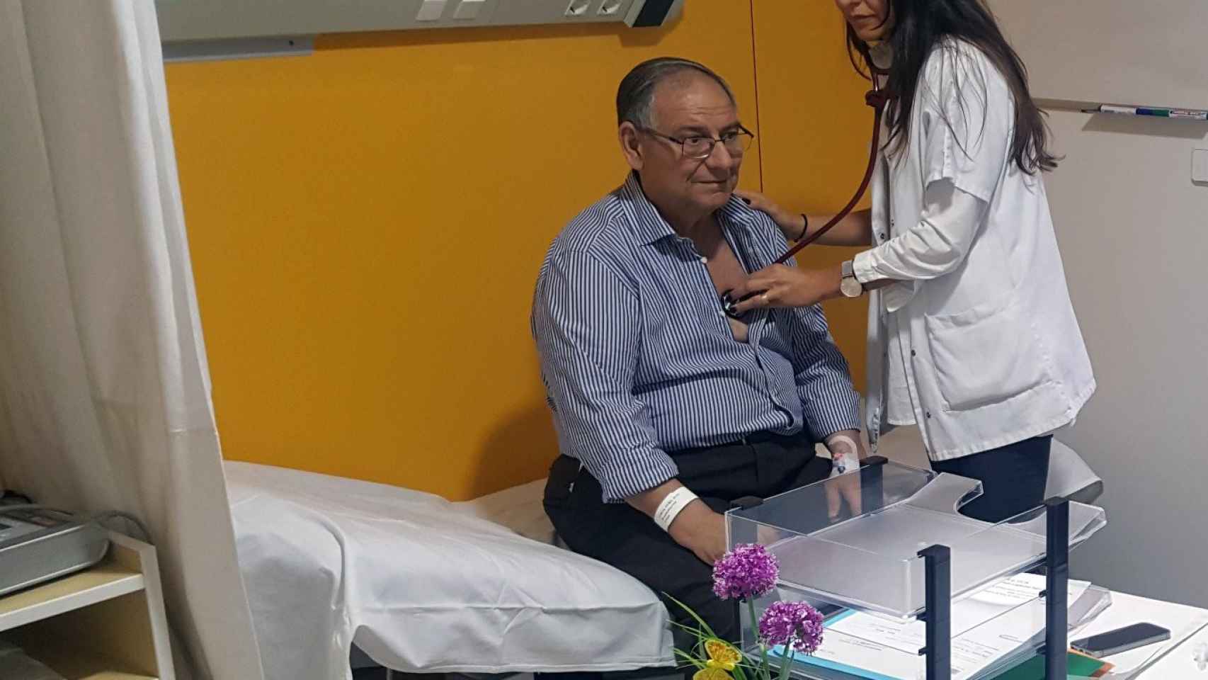 Una doctora osculta a un paciente en el Hospital de día médico de San Rafael