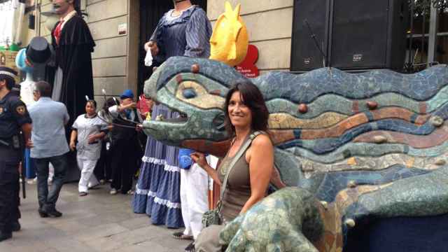 Pilar Calvo, posible sustituta de Elsa Artadi, junto a un dragón en la plaza de Sant Jaume