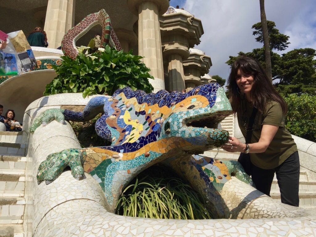  Pilar Calvo junto al dragón del Park Güell