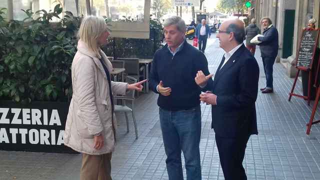 Una instantánea de Alberto Fernández, con los concejales Ángeles Esteller y Javier Mulleras / JORDI SUBIRANA