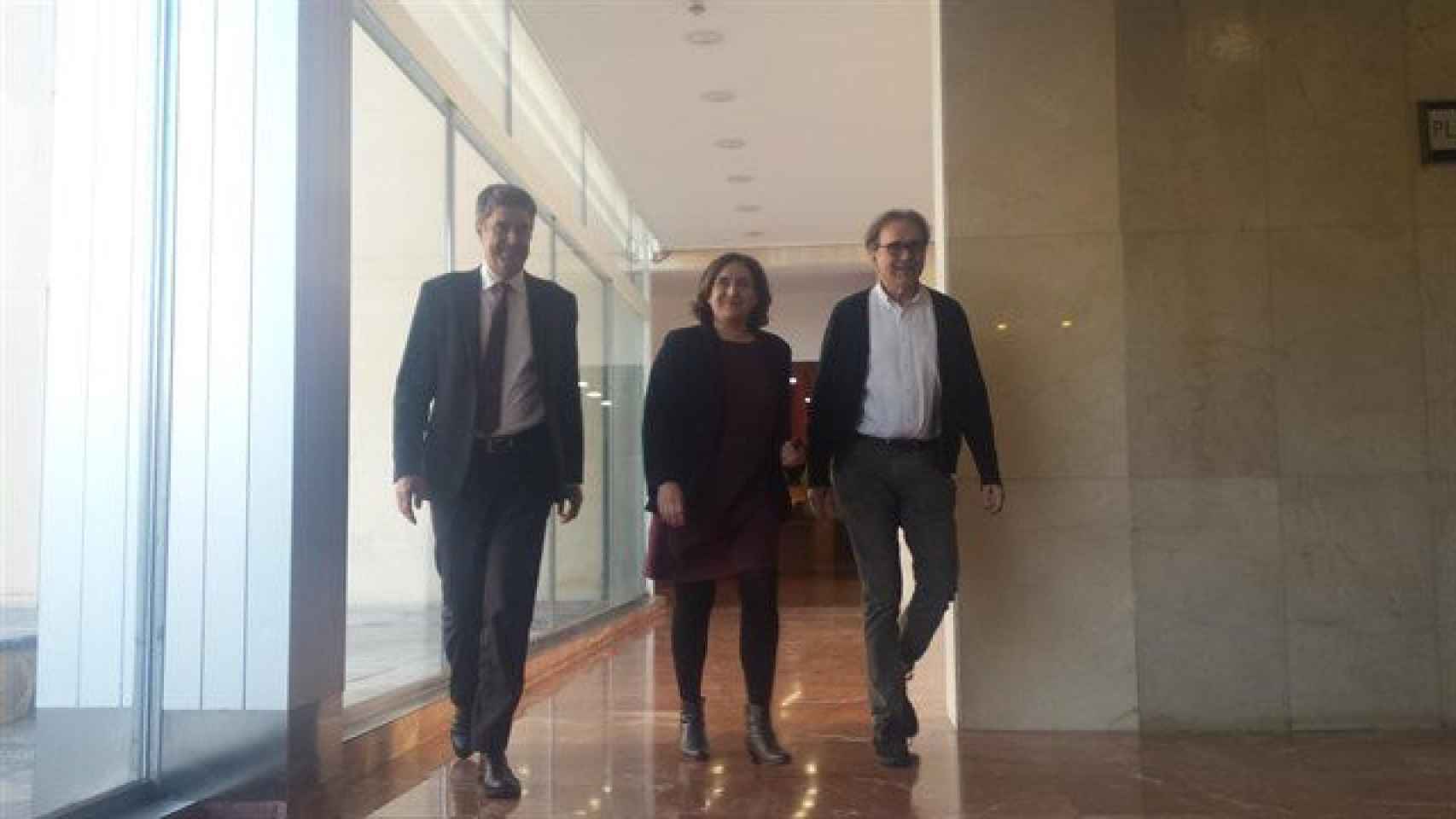 El comisionado de Empresa, Lluís Gómez, Ada Colau y el comisionado de Cultura, Joan Subirats / EUROPA PRESS