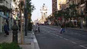 Imagen del tramo inicial de la calle de Creu Coberta, cerca de la plaza de Espanya.