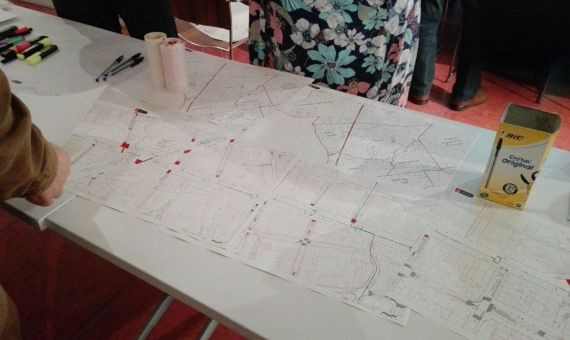 Vecinos situando sus propuestas sobre un plano de las calles de Sants y de Creu Coberta