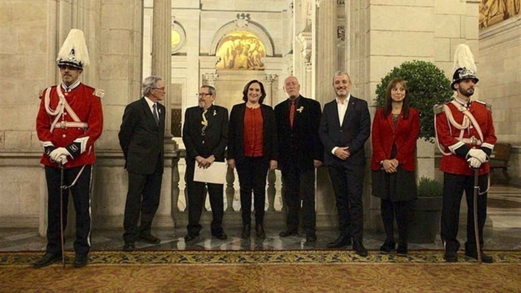 Paco Camarasa posa junto a Ada Colau y otros concejales tras recibir el premio / EUROPA PRESS